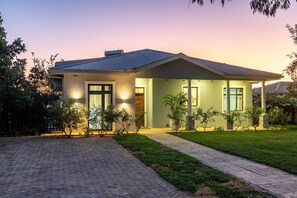 3 bedrooms - Stunning 3 Bedroom House Near Harare Airport -2297 (Harare)
