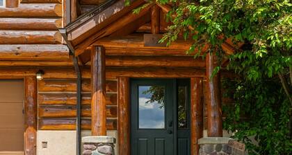 Freshly remodeled 3 bedroom condo with private hot tub!!