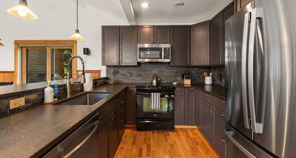Private Hot Tub!! 3-bedroom condo in Big Sky's meadow. Sleeps 7