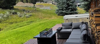 Freshly remodeled 3 bedroom condo with private hot tub!!