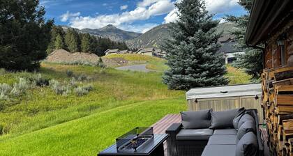 Freshly remodeled 3 bedroom condo with private hot tub!!