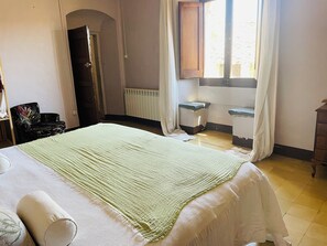 3 bedrooms, desk, iron/ironing board, travel crib