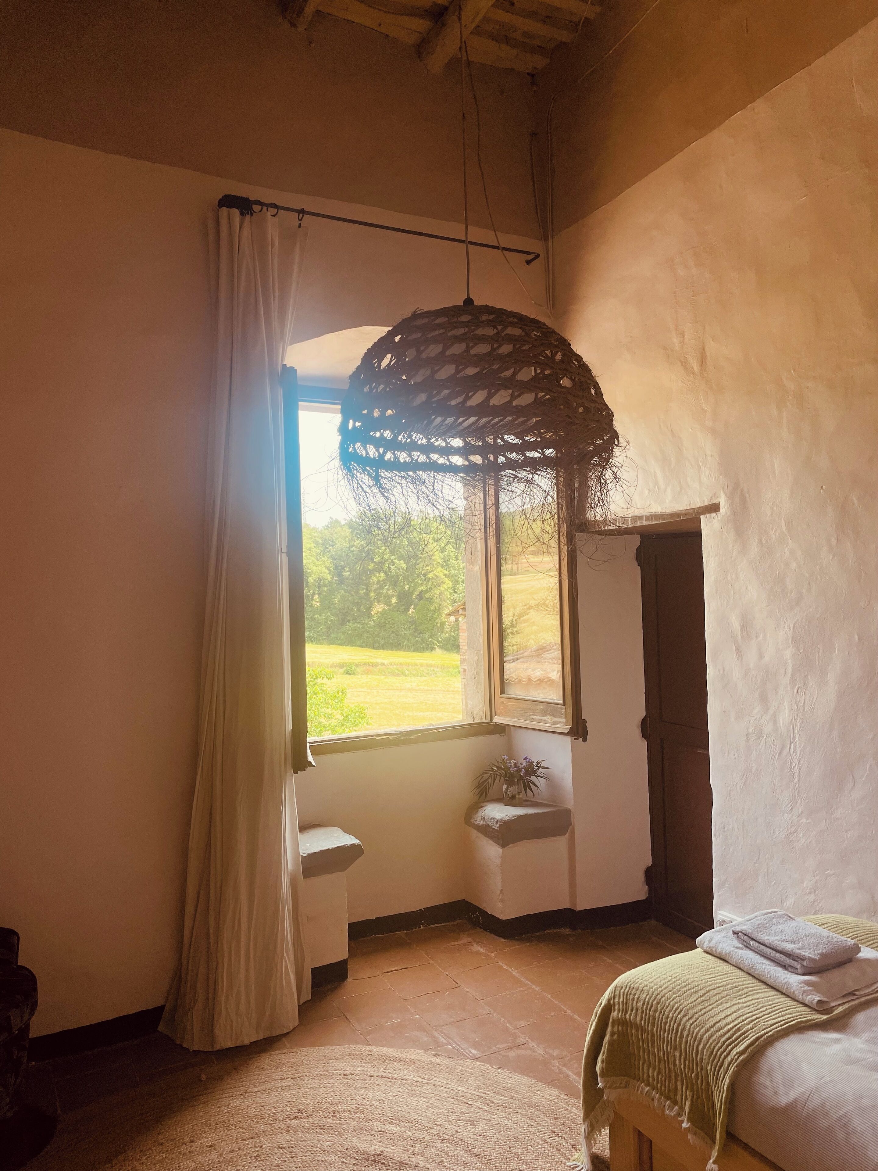 3 slaapkamers, een bureau, een strijkplank/strijkijzer, reisbedje