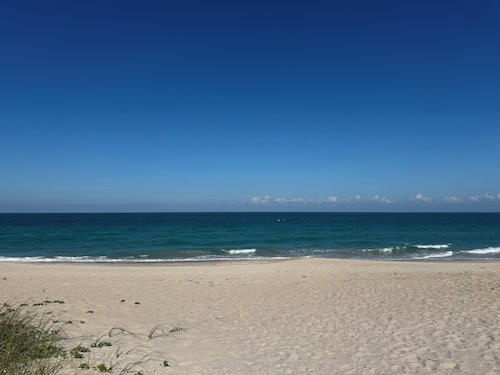 Lovely 2-bedroom townhome next to beach and boat launch w/ AC in Fort Pierce