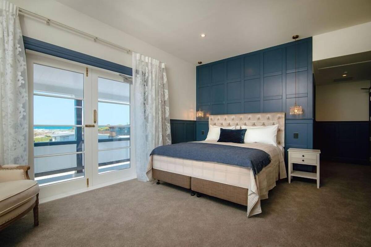 Deluxe Suite, Balcony, Sea View | In-room safe, iron/ironing board, WiFi (free)