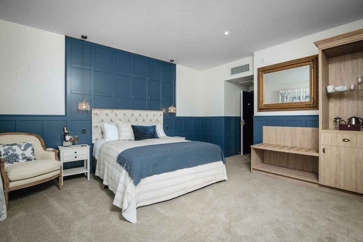 Executive Suite, Balcony, Sea View | In-room safe, iron/ironing board, WiFi (free)