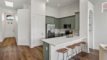 Geladeira, micro-ondas, fogão, cooktop