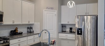 Family-Friendly 5BR Home, Game Room + Large Backyard! with AC, WiFi in 77407