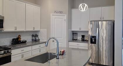 Family-Friendly 5BR Home, Game Room + Large Backyard! with AC, WiFi in 77407