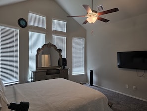 5 bedrooms, desk, iron/ironing board, WiFi