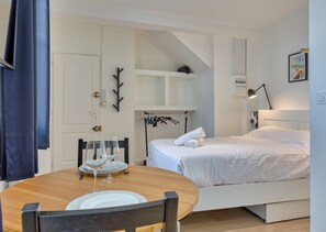 1 bedroom, bed sheets