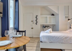 1 bedroom, bed sheets