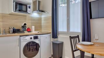 Refrigerador, microondas, parrilla de estufa y cafetera y tetera