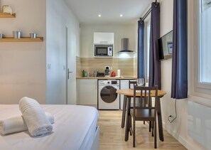 1 bedroom, bed sheets