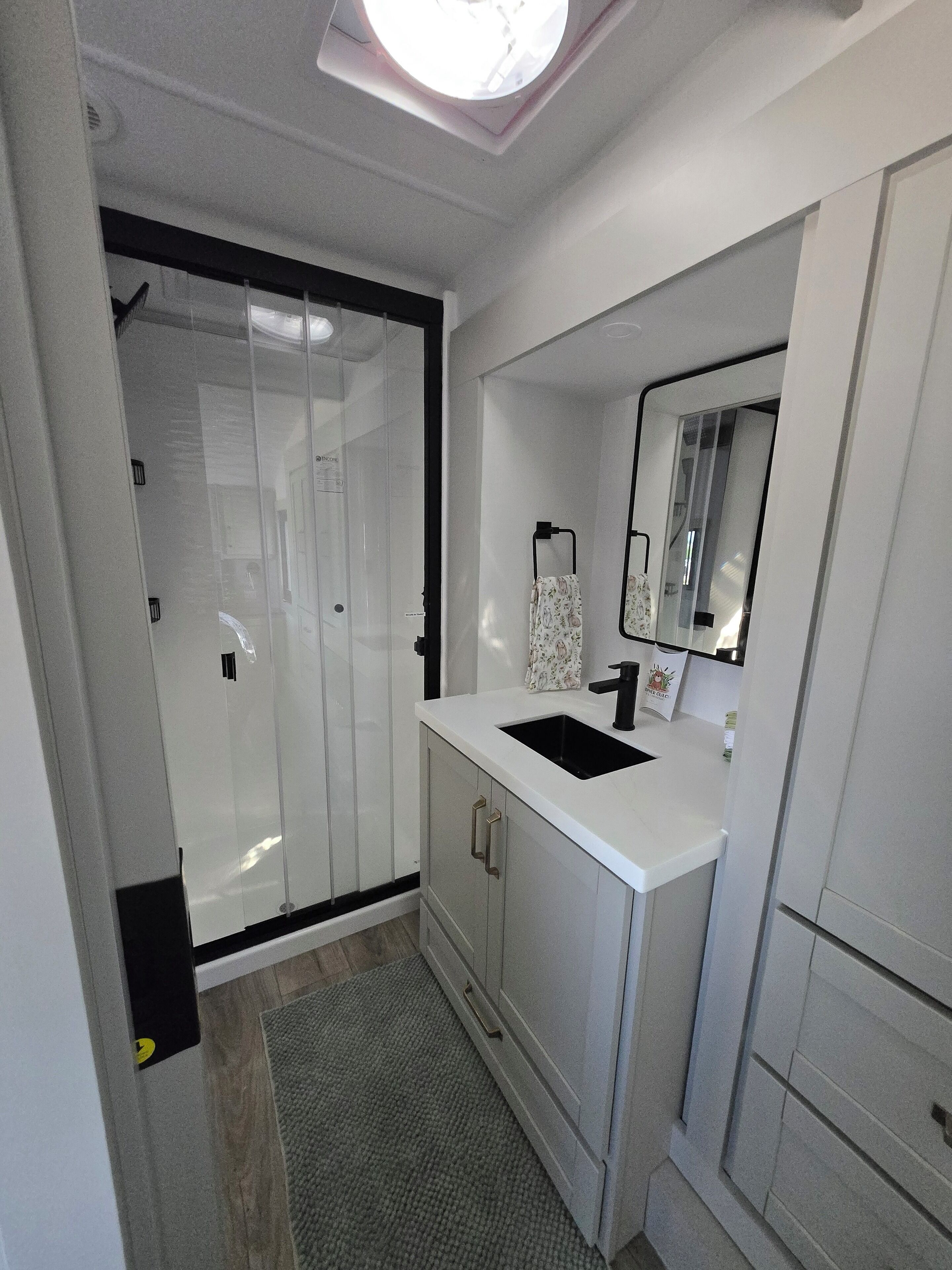 Regadera, secadora de cabello, toallas, jabón 