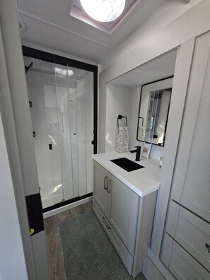 Douche, sèche-cheveux, serviettes fournies, savon