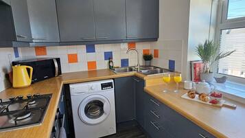 Fridge, microwave, oven, coffee/tea maker