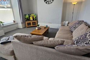 Smart TV, books - Spacious Penthouse | Central Location | 3 Doubles (Plymouth)