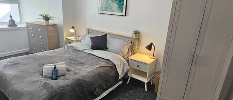 2 dormitoris, planxa i posts de planxar, wifi gratuïta i roba de llit