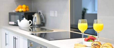 Kühlschrank, Mikrowelle, Ofen, Herdplatte