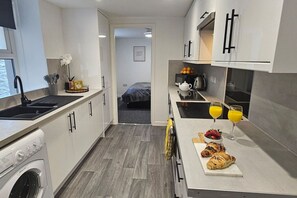 Frigorifero, microonde, forno, piano cottura