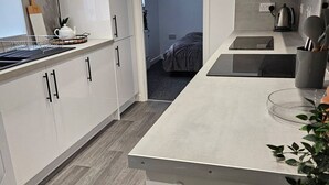 冰箱、微波炉、烤箱、炉灶