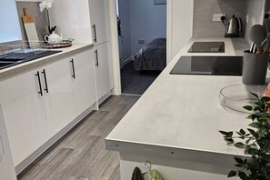 Frigorifero, microonde, forno, piano cottura