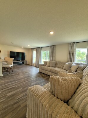 Smart TV, fireplace