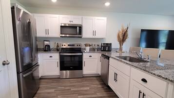 Micro-ondes, four, plaque de cuisson, lave-vaisselle