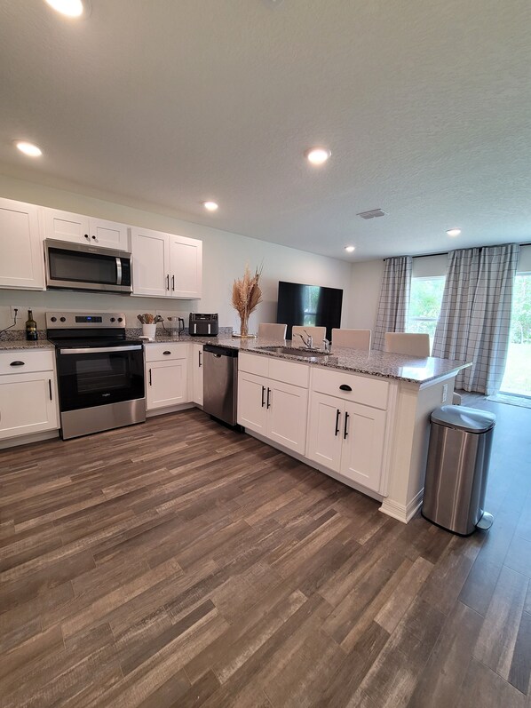 Mikrobølgeovn, ovn, kokeplater og oppvaskmaskin