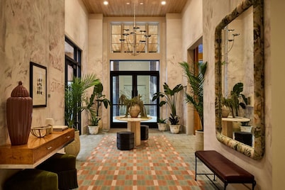Luxury Savannah Loft + Bikes & Dining