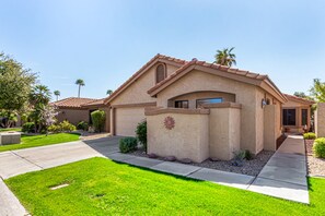 Exterior - Peaceful 3-bedroom House in Peoria, Golf Course View, Pool and Hot Tub Access (Peoria)