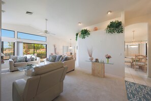 Een smart-tv en een open haard