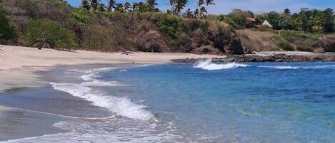 Plage à proximité, sable noir