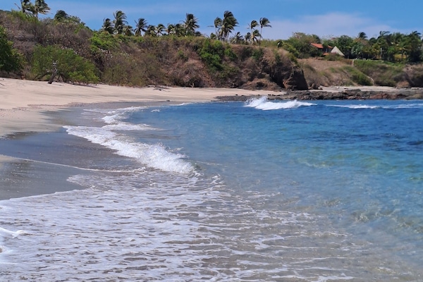 Nära stranden och svart sandstrand
