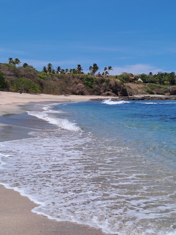 Beach nearby, black sand - Georgi, Junquillal (Veintisiete de Abril)