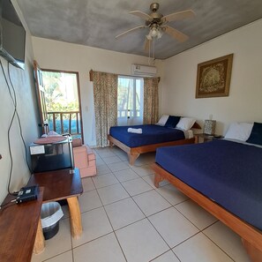 Deluxe Double Room | Free WiFi, bed sheets - Georgi, Junquillal (Veintisiete de Abril)