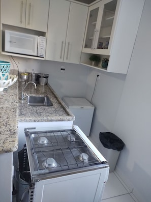 Standard Apartment | Private kitchen | Microwave, cookware/dishes/utensils
