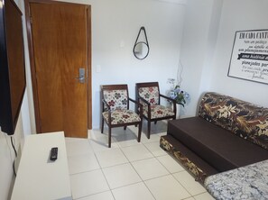 Departamento estándar | Área de sala de estar | Televisión LCD de 32 pulgadas con canales digitales 