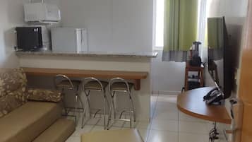 Leilighet – standard | Oppholdsområde | En 32-tommers LCD-TV med digitale kanaler