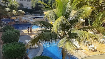 Standaard appartement | Zwembad | 9 buitenzwembaden, parasols bij het zwembad en ligstoelen