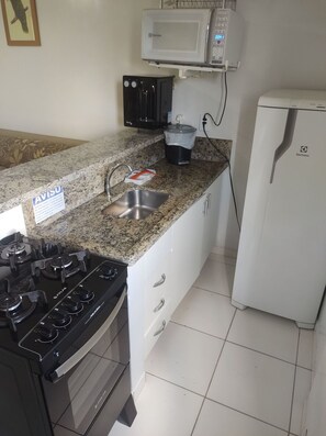 Departamento estándar | Cocina privada | Microondas y utensilios de cocina 