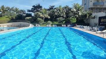 9 piscinas al aire libre, sombrillas, sillones reclinables de piscina