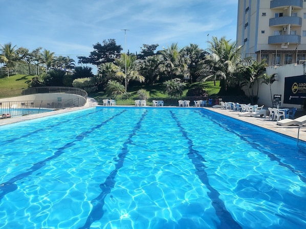 9 piscinas al aire libre, sombrillas, sillones reclinables de piscina