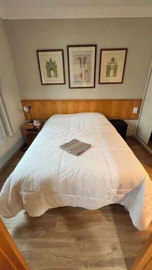 1 dormitorio, tabla de planchar con plancha, wifi y ropa de cama