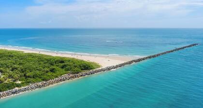 Charming 2-bedroom, 2.5 bath townhome in enjoyable North Hutchinson Island!