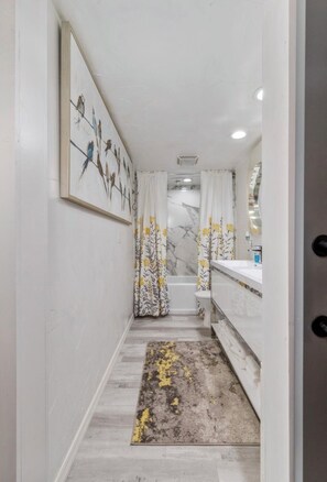Shower, hair dryer, towels, soap - Shangri-La Gorgeous Monkey Island Condo (Monkey Island)