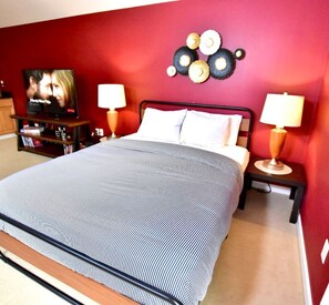 4 bedrooms, desk, iron/ironing board, travel crib - W 6th Whole House in Tremont (Cleveland)