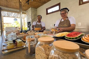 Montaje de bufé con diversos alimentos y acompañamientos.