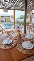 Habitación doble | Restaurante al aire libre
